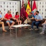 El alcalde de Torre Pacheco recibe a la deportista pachequera Tania Salamanca.