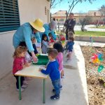 Niños y niñas de la Escuela Infantil Colorines de Torre Pacheco aprenden el ciclo vital de las plantas con el Huerto Escolar.