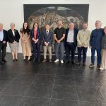 “Retratos de filatélicos en escena labriega” preside el hall del Ayuntamiento de Torre Pacheco.