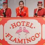 Risas aseguradas en “Hotel Flamingo”, reserva plaza este viernes en el CAES.