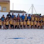 Más de un centenar de niños y niñas disfrutan del Balonmano Playa en la pista polivalente recientemente creada en el polideportivo San José de Roldán.