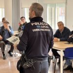 El Agente Tutor de la Policía Local de Torre Pacheco vela por la seguridad de nuestros mayores.