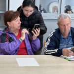 Los mayores del Centro de Día de Torre Pacheco aprenden el manejo del móvil gracias a alumnos del IES Luis Manzanares que participan en el programa “Queriendo crecer”.