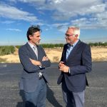 El consejero de Fomento y el alcalde visitan las obras de la carretera regional RM-313, en las que destaca el aumento de la capacidad de desagüe en más del 600 por ciento y el uso de material reciclado.